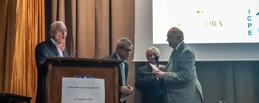 Acordarea marelui premiu de catre Presedintele AGIR Dr. Ing. Mihai Mihaita domnului Prof. Dr. Ing. Mihai Octavian Popescu