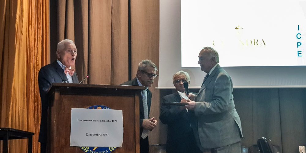 Acordarea marelui premiu de catre Presedintele AGIR Dr. Ing. Mihai Mihaita domnului Prof. Dr. Ing. Mihai Octavian Popescu