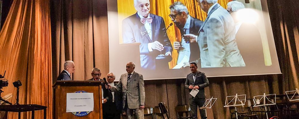 Acordarea marelui premiu de catre Presedintele AGIR Dr. Ing. Mihai Mihaita domnului Prof. Dr. Ing. Mihai Octavian Popescu