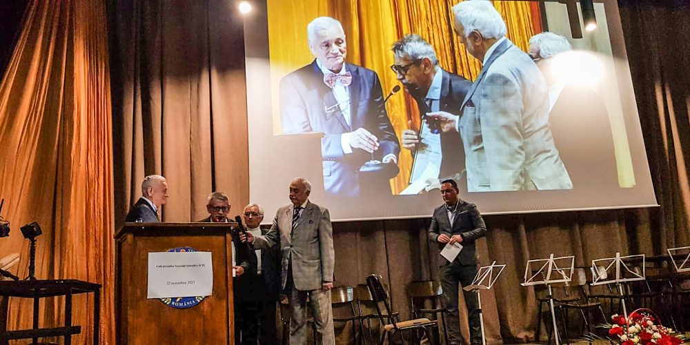 Acordarea marelui premiu de catre Presedintele AGIR Dr. Ing. Mihai Mihaita domnului Prof. Dr. Ing. Mihai Octavian Popescu