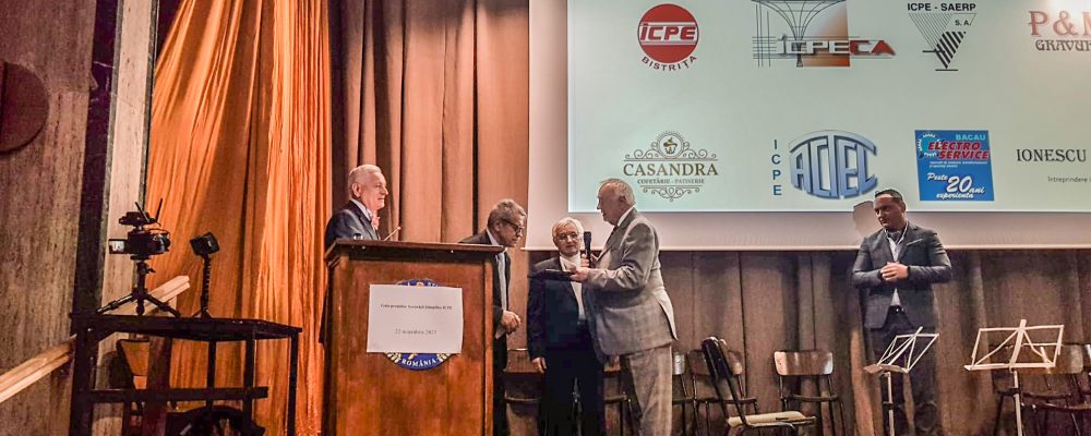 Acordarea marelui premiu de catre Presedintele AGIR Dr. Ing. Mihai Mihaita domnului Prof. Dr. Ing. Mihai Octavian Popescu
