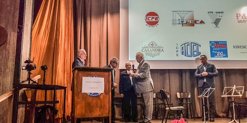 Acordarea marelui premiu de catre Presedintele AGIR Dr. Ing. Mihai Mihaita domnului Prof. Dr. Ing. Mihai Octavian Popescu